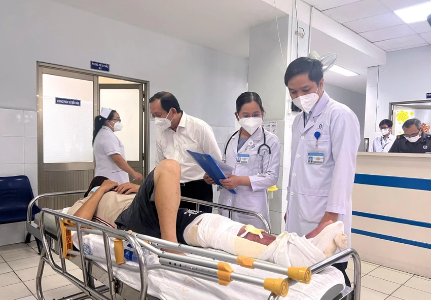 Lãnh đạo Sở Y tế TP.HCM thăm hỏi người bệnh điều trị tại Khoa cấp cứu Bệnh viện Nhân dân Gia Định. Ảnh: BVCC