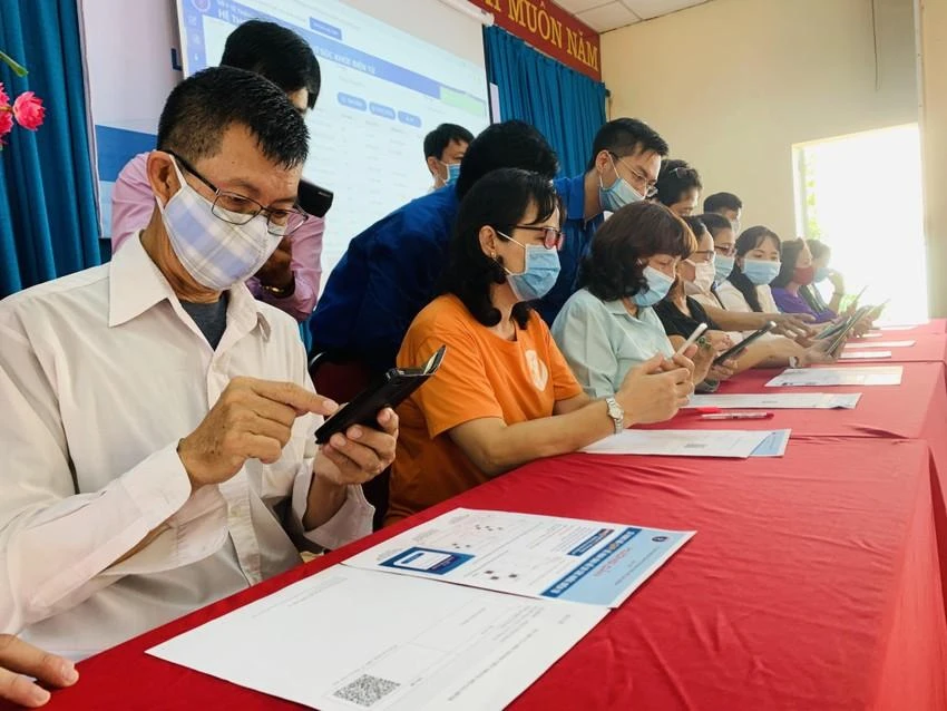 Người dân phường 27 quận Bình Thạnh khai báo tình trạng sức khỏe qua app. Ảnh: HL