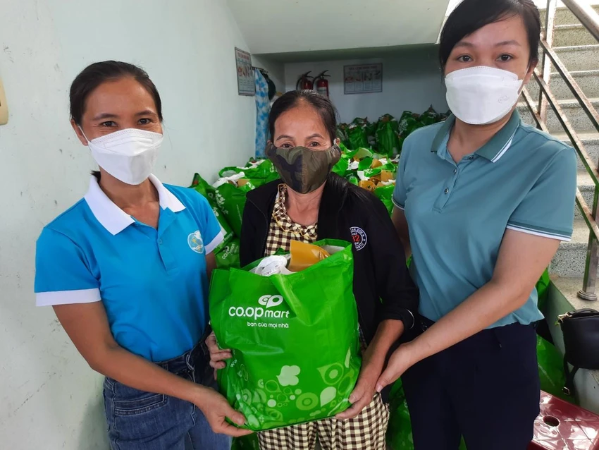 Mỗi bà con được nhận phần quà sau khi khám bệnh. Ảnh: TRẦN NGỌC Mỗi bà con được nhận phần quà sau khi khám bệnh. Ảnh: TRẦN NGỌC