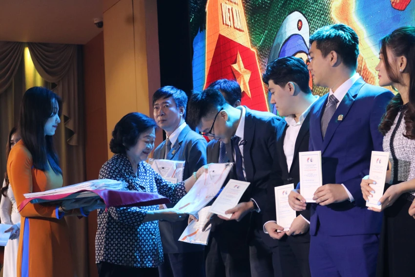 Bà Trương Mỹ Hoa trao thẻ hội viên CLB Vì Hoàng Sa - Trường Sa thân yêu cho các nhân viên Kim Oanh Group. Ảnh: HL