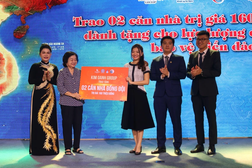 Kim Oanh Group trao tặng 2 căn nhà đồng đội cho các chiến sĩ nơi hải đảo. Ảnh: HL