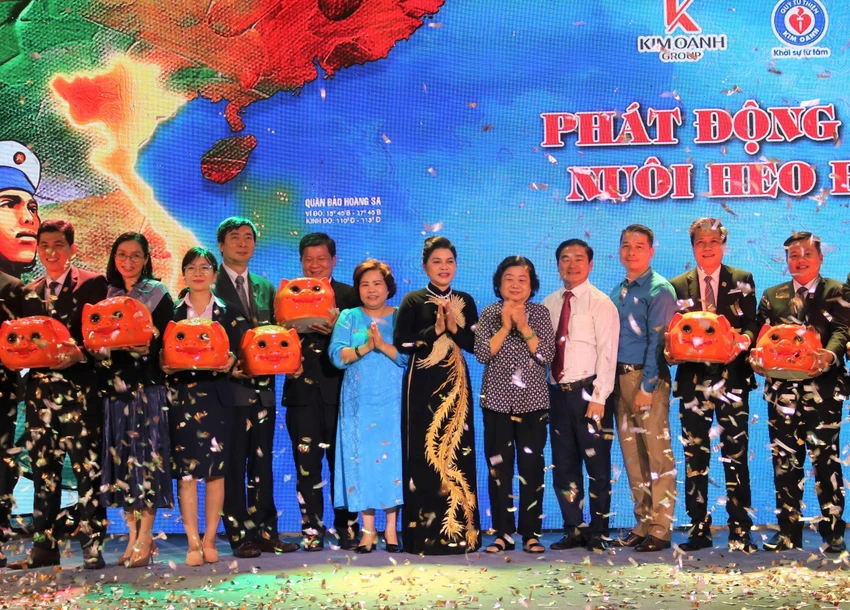 Kim Oanh Group nuôi heo đất để ủng hộ chiến sĩ nơi hải đảo. Ảnh: HL