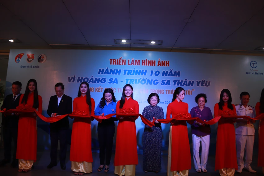 Các đại biểu cắt băng khai mạc triển lãm hình ảnh “Hành trình 10 năm Vì Hoàng Sa – Trường Sa thân yêu”. Ảnh: HL Các đại biểu cắt băng khai mạc triển lãm hình ảnh “Hành trình 10 năm Vì Hoàng Sa – Trường Sa thân yêu”. Ảnh: HL