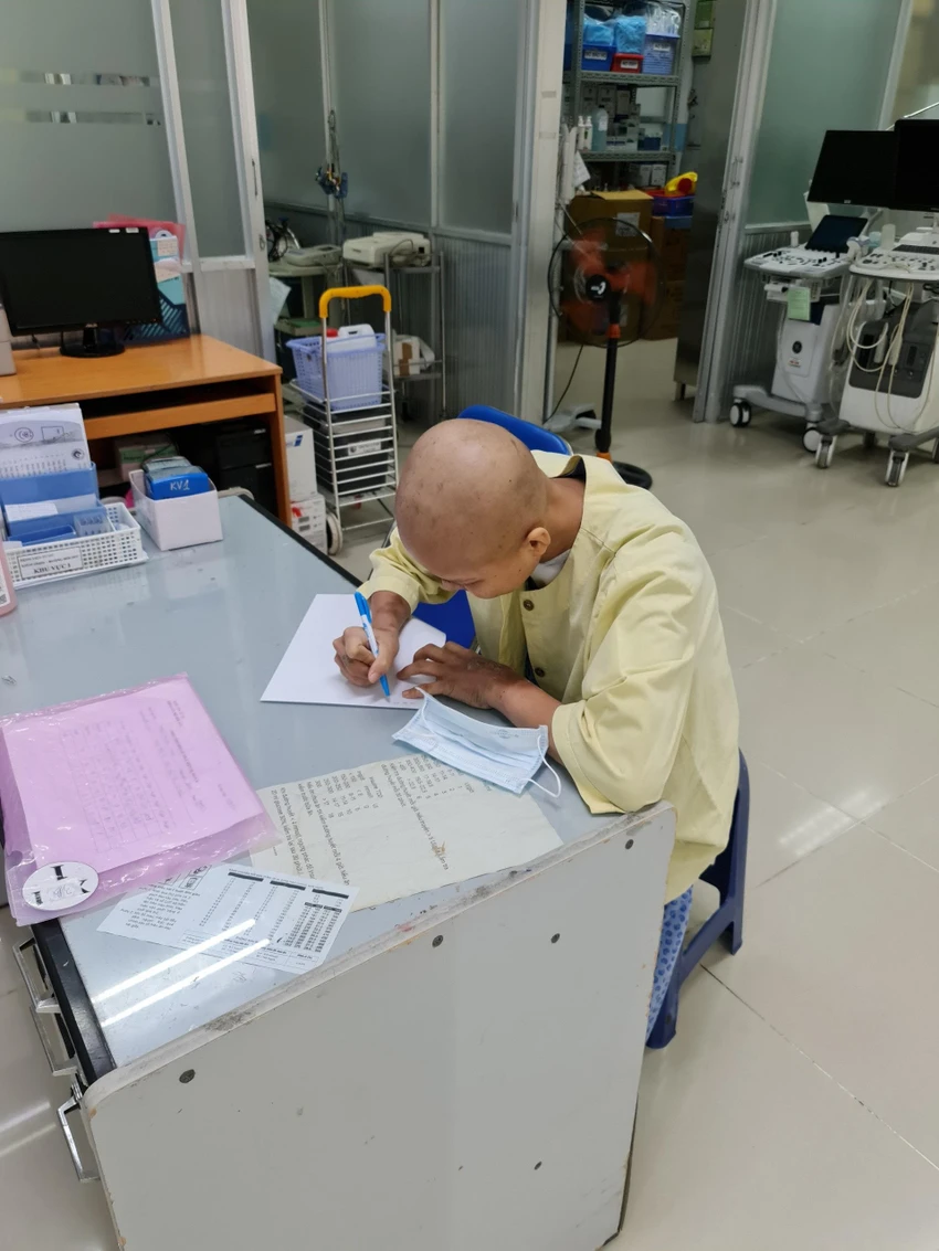 Tr. viết thư cảm ơn gửi các y bác sĩ Bệnh viện Từ Dũ. Ảnh: BVCC Tr. viết thư cảm ơn gửi các y bác sĩ Bệnh viện Từ Dũ. Ảnh: BVCC