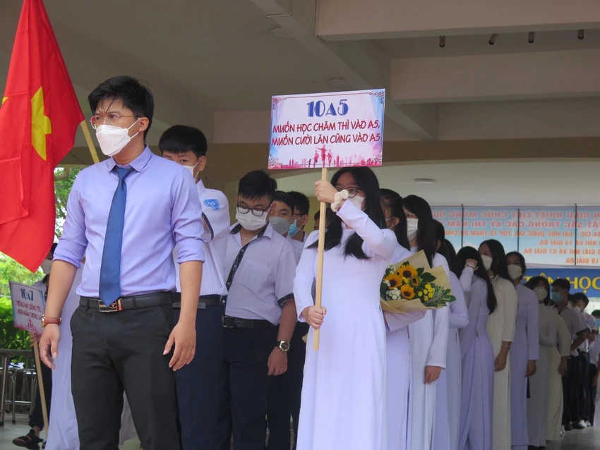 Những câu khẩu hiệu "chất như nước cất" của các em học sinh trường THPT Trần Văn Giàu. Ảnh: PHẠM ANH Những câu khẩu hiệu "chất như nước cất" của các em học sinh trường THPT Trần Văn Giàu. Ảnh: PHẠM ANH