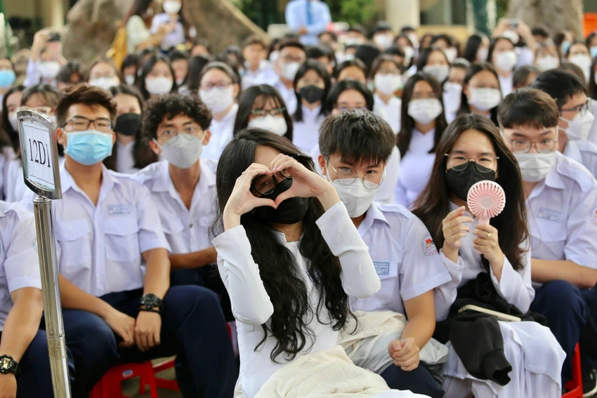 Học sinh trường THPT Lê Quý Đôn hân hoan đón năm học mới. Ảnh: TRƯỜNG GIANG Học sinh trường THPT Lê Quý Đôn hân hoan đón năm học mới. Ảnh: TRƯỜNG GIANG