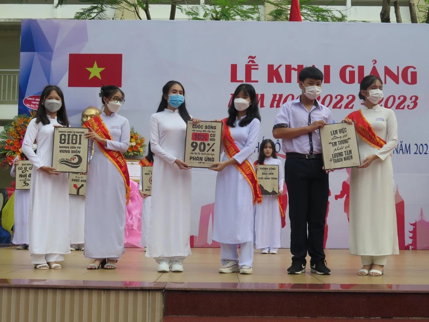 Những câu khẩu hiệu "chất như nước cất" của các em học sinh trường THPT Trần Văn Giàu. Ảnh: PHẠM ANH Những câu khẩu hiệu "chất như nước cất" của các em học sinh trường THPT Trần Văn Giàu. Ảnh: PHẠM ANH