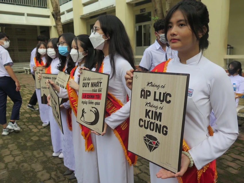 Những câu khẩu hiệu "chất như nước cất" của các em học sinh trường THPT Trần Văn Giàu. Ảnh: PHẠM ANH Những câu khẩu hiệu "chất như nước cất" của các em học sinh trường THPT Trần Văn Giàu. Ảnh: PHẠM ANH