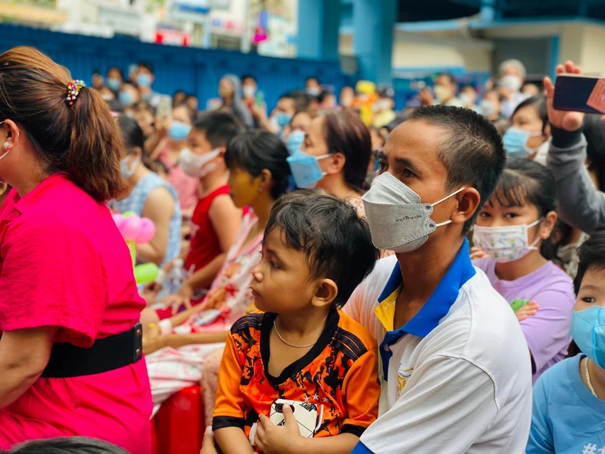 Các bệnh nhi háo hức xem chương trình "Đêm hội trăng rằm. Ảnh: MINH THẢO Các bệnh nhi háo hức xem chương trình "Đêm hội trăng rằm. Ảnh: MINH THẢO