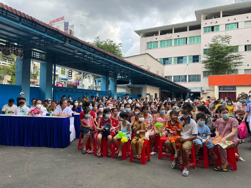 Đông đảo các bệnh nhi tham dự chương trình "Đêm hội trăng rằm". Ảnh: A THÀNH Đông đảo các bệnh nhi tham dự chương trình "Đêm hội trăng rằm". Ảnh: A THÀNH