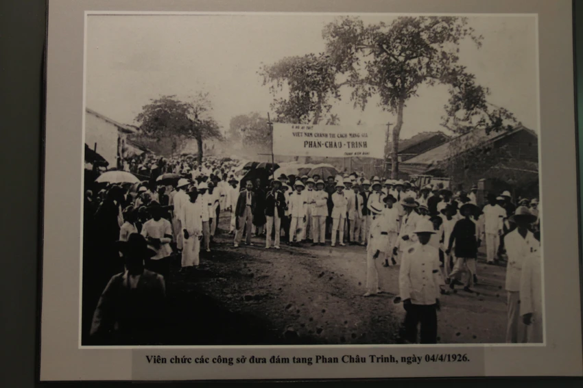 Người dân đưa tiễn cụ Phan Châu Trinh về với đất mẹ. Ảnh chụp tư liệu: GIA NGHI Người dân đưa tiễn cụ Phan Châu Trinh về với đất mẹ. Ảnh chụp tư liệu: GIA NGHI
