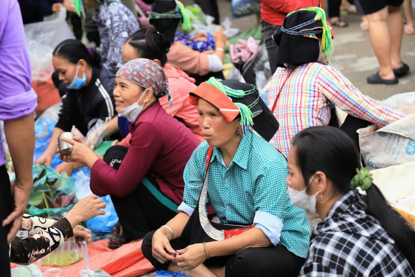Các phiên chợ Hà Giang đặc sắc. Ảnh: NÚI XANH