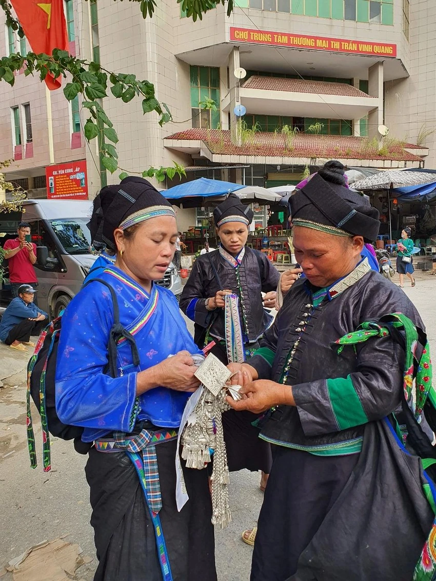 Người dân tộc Tày, Nùng tại chợ phiên ở Hoàng Su Phì. Ảnh: NÚI XANH