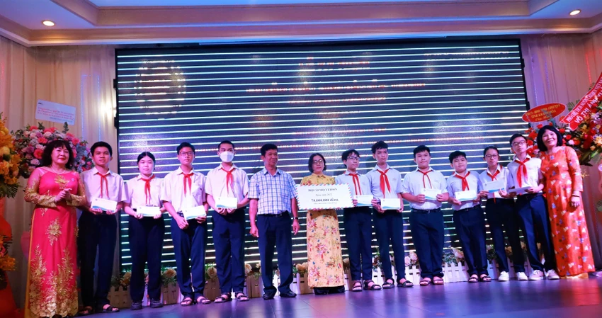 Đại diện BCH Hội trao học bổng cho học sinh và Qũy khuyến học của trường mang tên bác sĩ. Ảnh: CÔNG THI