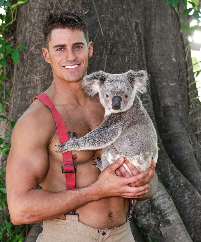 Người lính cứu hỏa Úc chụp hình cùng gấu túi vô cùng đáng yêu. Ảnh: Australian Firefights Calendar