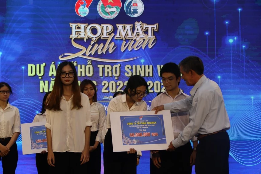 Các nhà tài trợ trao học bổng cho các sinh viên. Ảnh: HL Các nhà tài trợ trao học bổng cho các sinh viên. Ảnh: HL