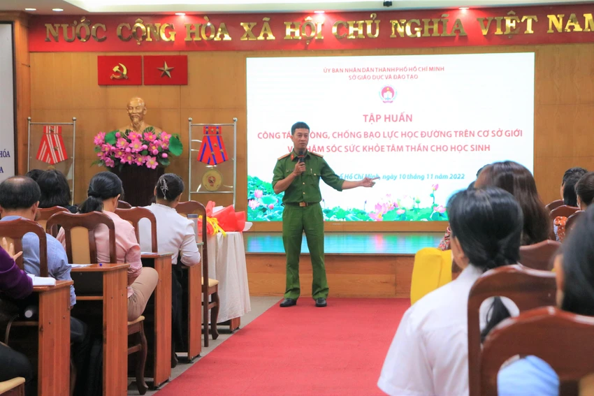 Trung tá Nguyễn Đào Minh Huy nhận xét xu hướng bạo lực học đường ngày càng tăng cao. Trung tá Nguyễn Đào Minh Huy nhận xét xu hướng bạo lực học đường ngày càng tăng cao.