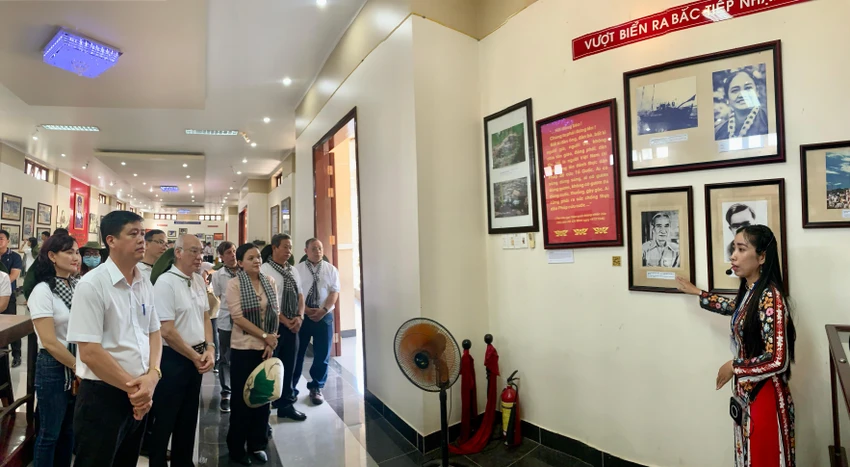 Đoàn tham quan Hành trình Đất Phương Nam nghe thuyết minh về cuộc đời sự nghiệp của nữ tướng Nguyễn Thị Định. Ảnh: HL Đoàn tham quan Hành trình Đất Phương Nam nghe thuyết minh về cuộc đời sự nghiệp của nữ tướng Nguyễn Thị Định. Ảnh: HL