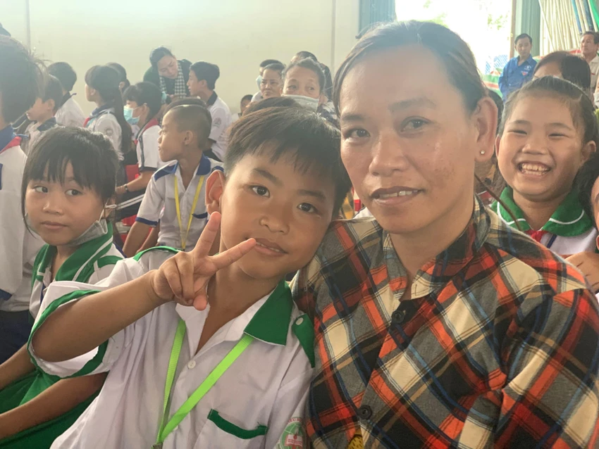 Chị Vũ Thị Linh cùng con hào hứng trước khi nhận quà. Ảnh: H.LAN Chị Vũ Thị Linh cùng con hào hứng trước khi nhận quà. Ảnh: H.LAN