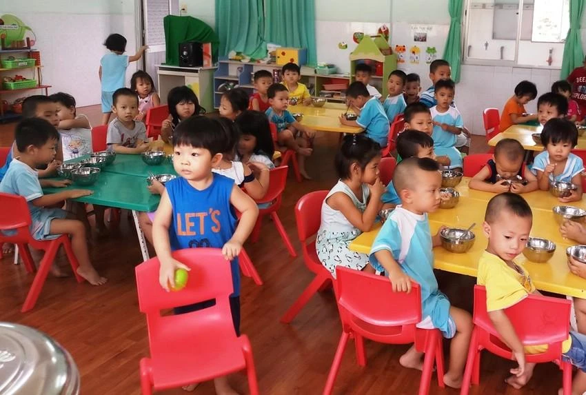 Giờ ăn của các trẻ tại một cơ sở mầm non ngoài công lập ở TP Thủ Đức, TP.HCM. Ảnh: N. QUYÊN Giờ ăn của các trẻ tại một cơ sở mầm non ngoài công lập ở TP Thủ Đức, TP.HCM. Ảnh: N. QUYÊN
