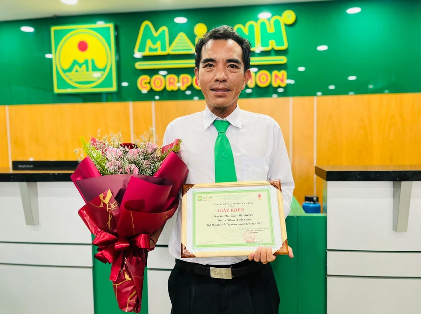 Lái xe Đỗ Văn Tuấn được tuyên dương về hành động đỡ đẻ cho sản phụ mang thai ngôi ngược. 
