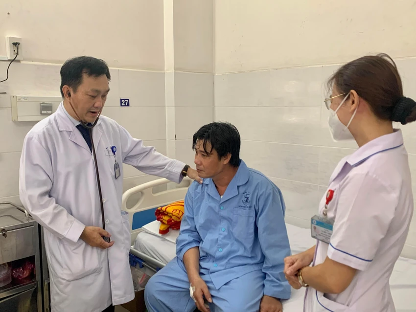 Tài xế xe ôm công nghệ Nguyễn Văn Luân bị cướp đâm đã qua nguy kịch. Ảnh: HL Tài xế xe ôm công nghệ Nguyễn Văn Luân bị cướp đâm đã qua nguy kịch. Ảnh: HL