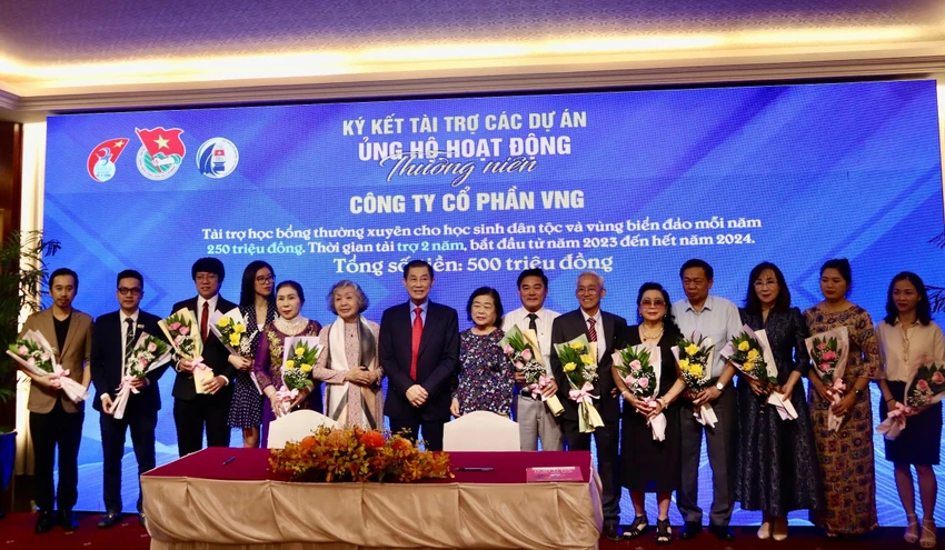 Các cá nhân, đơn vị ký kết ủng hộ chăm lo các hoạt động của Quỹ học bổng Vừ A Dính. Ông Jonathan Hạnh Nguyễn chia sẻ cảm xúc về các hoạt động thiết thực của Quỹ học bổng Vừ A Dính và CLB Vì Hoàng Sa Trường Sa thân yêu.