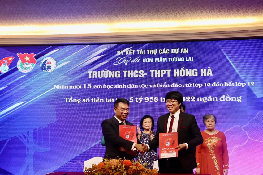 Các cá nhân, đơn vị ký kết ủng hộ chăm lo các hoạt động của Quỹ học bổng Vừ A Dính. Ông Jonathan Hạnh Nguyễn chia sẻ cảm xúc về các hoạt động thiết thực của Quỹ học bổng Vừ A Dính và CLB Vì Hoàng Sa Trường Sa thân yêu.