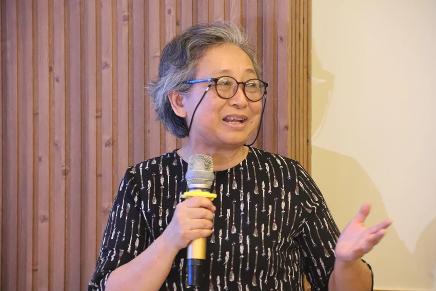 Bà Phan Vũ Diễm Hằng chia sẻ về hoạt động của nhóm "Ong Chăm". Bà Phan Vũ Diễm Hằng chia sẻ về hoạt động của nhóm "Ong Chăm".
