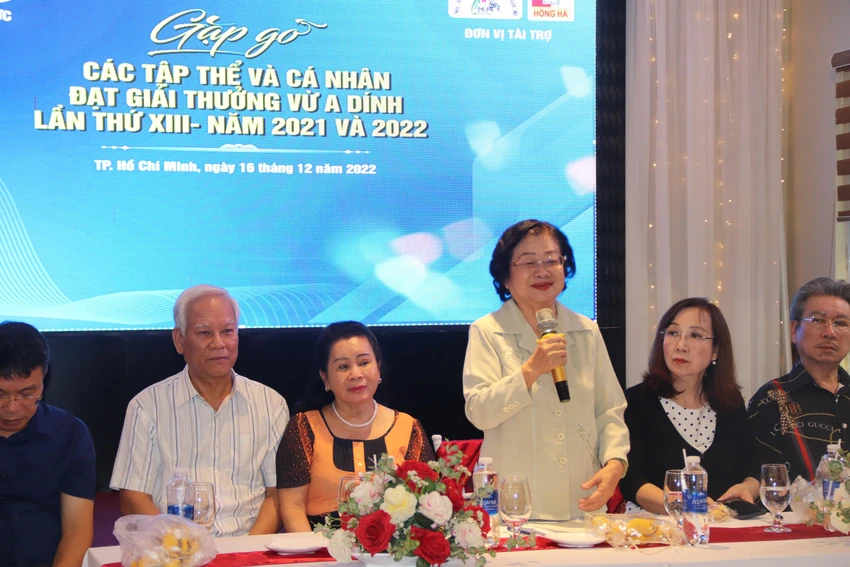 Bà Trương Mỹ Hoa, nguyên Phó Chủ tịch nước, Chủ tịch Quỹ học bổng Vừ A Dính trân trọng cảm ơn sự đồng hành của các nhà tài trợ với giải thưởng Vừ A Dính. Bà Trương Mỹ Hoa, nguyên Phó Chủ tịch nước, Chủ tịch Quỹ học bổng Vừ A Dính trân trọng cảm ơn sự đồng hành của các nhà tài trợ với giải thưởng Vừ A Dính.