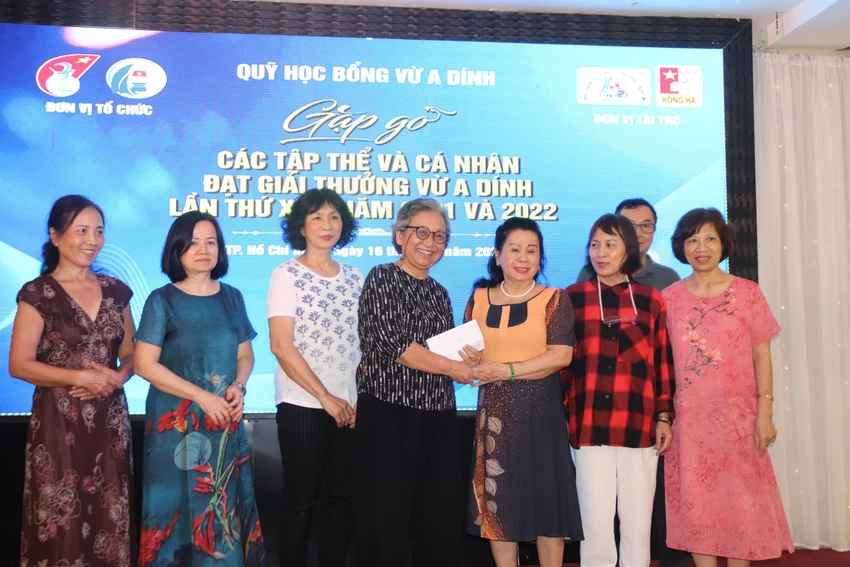 Cảm kích trước hoạt động của nhóm "Ong Chăm", bà Nguyễn Ngọc Thu, tổng giám đốc hệ thống nhà hàng làng nướng Nam Bộ, đơn vị tài trợ giải thưởng Vừ A Dính nhiều năm liền đã trao 2 triệu đồng hỗ trợ cho nhóm. Cảm kích trước hoạt động của nhóm "Ong Chăm", bà Nguyễn Ngọc Thu, tổng giám đốc hệ thống nhà hàng làng nướng Nam Bộ, đơn vị tài trợ giải thưởng Vừ A Dính nhiều năm liền đã trao 2 triệu đồng hỗ trợ cho nhóm.