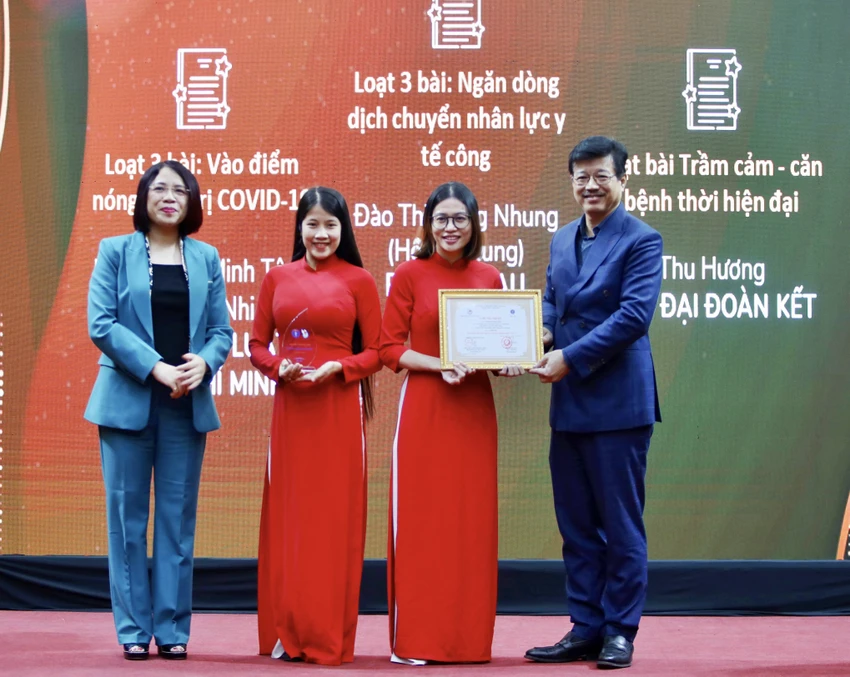 Báo Pháp Luật TP.HCM vinh dự nhận giải 3 thể loại báo in loạt 3 bài “Vào điểm nóng điều trị COVID-19” Giải báo chí toàn quốc Vì sức khỏe nhân dân. Báo Pháp Luật TP.HCM vinh dự nhận giải 3 thể loại báo in loạt 3 bài “Vào điểm nóng điều trị COVID-19” Giải báo chí toàn quốc Vì sức khỏe nhân dân.