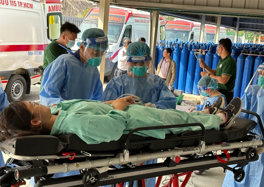Diễn tập tiếp nhận bệnh nhân mắc COVID-19 trong tình trạng nặng tại BV dã chiến số 13 (lúc 14 giờ 30 ngày 16-1. Ảnh: SYT Diễn tập tiếp nhận bệnh nhân mắc COVID-19 trong tình trạng nặng tại BV dã chiến số 13 (lúc 14 giờ 30 ngày 16-1. Ảnh: SYT