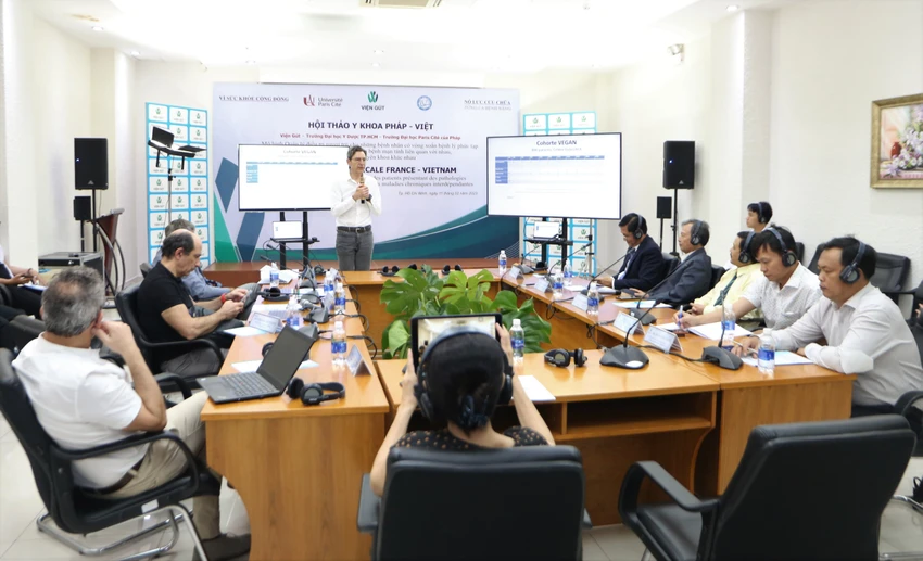 GS Pascal Richette trình bày tại hội thảo. Ảnh: PC Mô hình điều trị bệnh gút