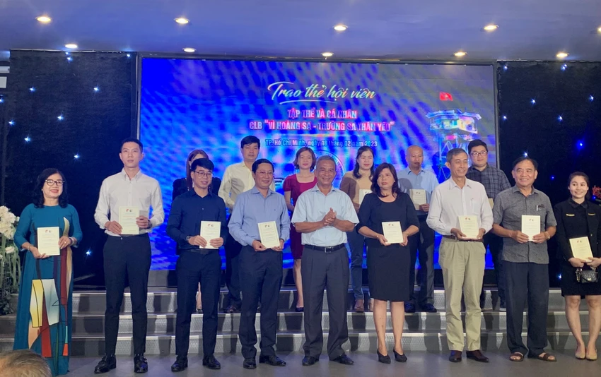 Các hội viên mới là công nhân, viên chức, doanh nhân, hưu trí CLB "Vì Hoàng Sa - Trường Sa thân yêu". Ảnh: HL Các hội viên mới là công nhân, viên chức, doanh nhân, hưu trí CLB "Vì Hoàng Sa - Trường Sa thân yêu". Ảnh: HL