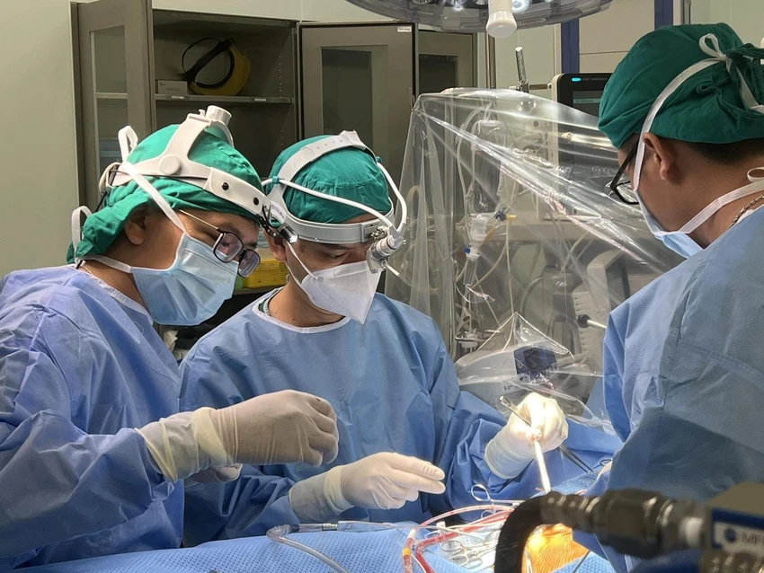 BS Nguyễn Kinh Bang đang chăm chú phẫu thuật mổ tim ít xâm lấn. BS Nguyễn Kinh Bang đang chăm chú phẫu thuật mổ tim ít xâm lấn.