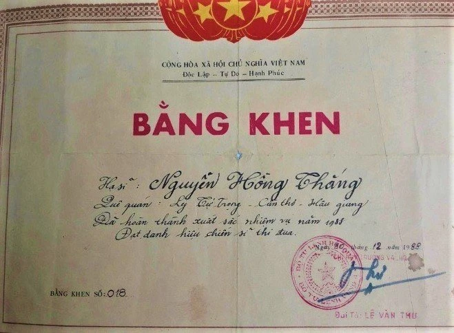 Cựu binh Nguyễn Hồng Thắng đã hoàn thành nhiệm vụ bảo vệ chủ quyền năm1988 và được tặng danh hiệu Chiến sĩ thi đua. Ảnh: NVCC Cựu binh Nguyễn Hồng Thắng đã hoàn thành nhiệm vụ bảo vệ chủ quyền năm1988 và được tặng danh hiệu Chiến sĩ thi đua. Ảnh: NVCC