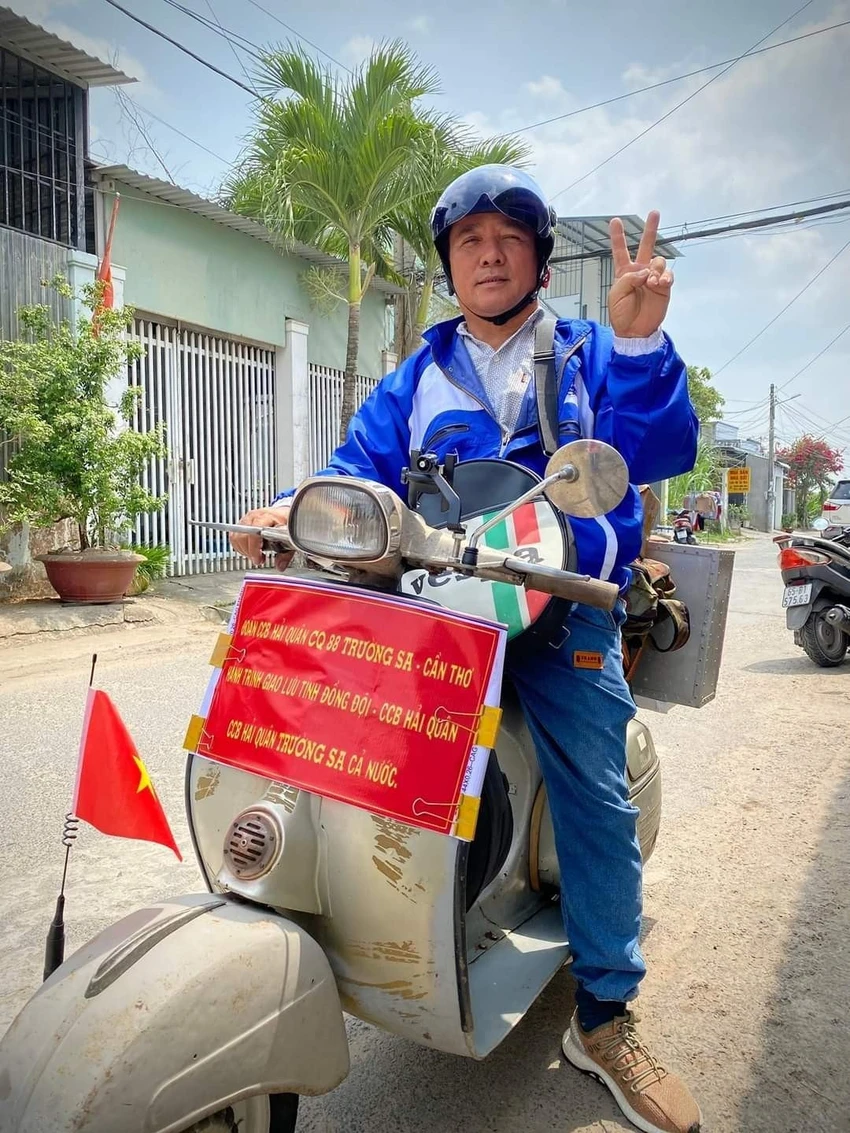 Trước đó, cựu binh Nguyễn Hồng Thắng xuất phát từ Cần Thơ với chiếc xe Vespa "cà tàng" của mình. Ảnh: CT Trước đó, cựu binh Nguyễn Hồng Thắng xuất phát từ Cần Thơ với chiếc xe Vespa "cà tàng" của mình. Ảnh: CT