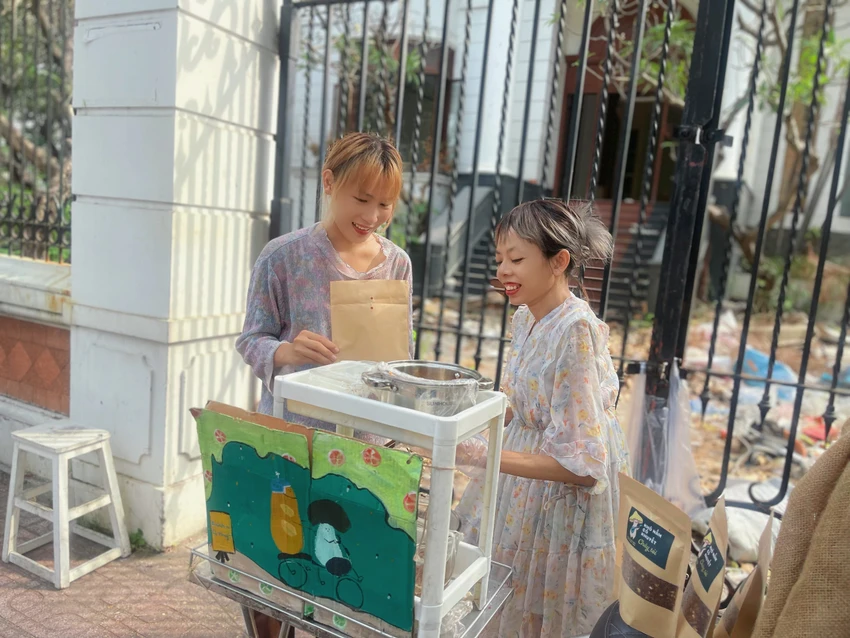 Chị Anh Thư, chủ tiệm bánh mì Cô Khuyết cùng Lộc đồng hành từ những ngày đầu. Chị Anh Thư, chủ tiệm bánh mì Cô Khuyết cùng Lộc đồng hành từ những ngày đầu.