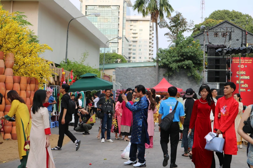 gioi-tre-dien-ao-dai-chup-anh-tai-pho-ong-do.jpg