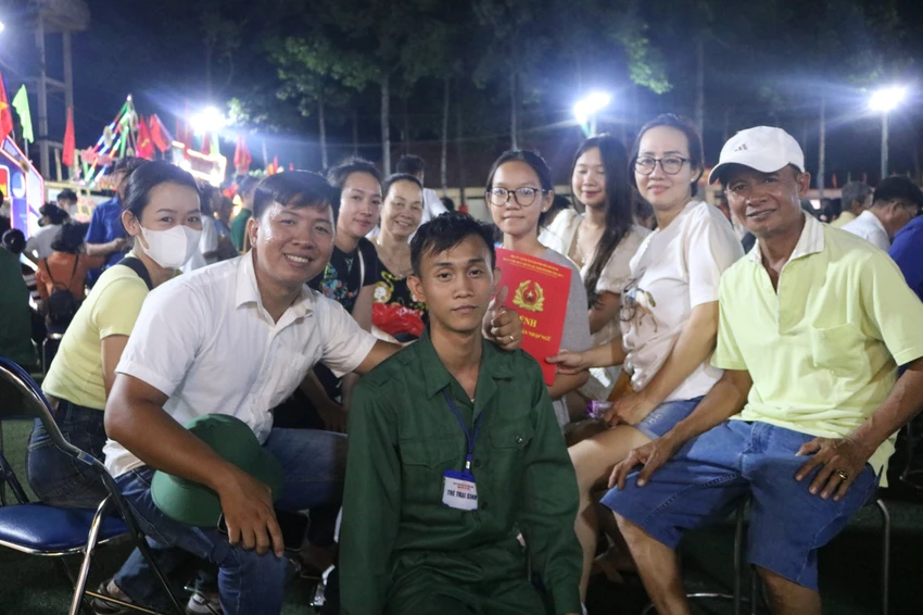 gia-dinh-den-dua-cac-quan-nhan.jpg