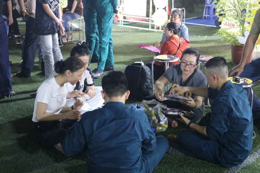 hai-thanh-nien-duoc-gia-dinh-mua-com.jpg