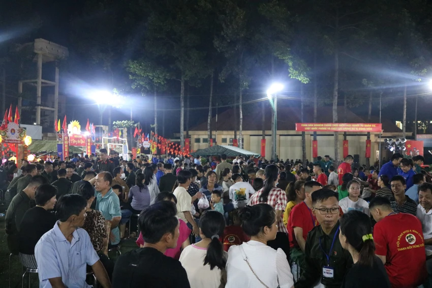 khong-khi-dong-duc-tai-hoi-trai.jpg