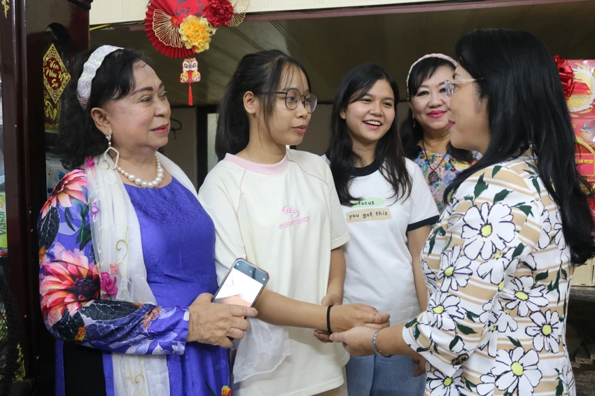 sinh-vien-lao-cam-pu-chia-gia-dinh.jpg