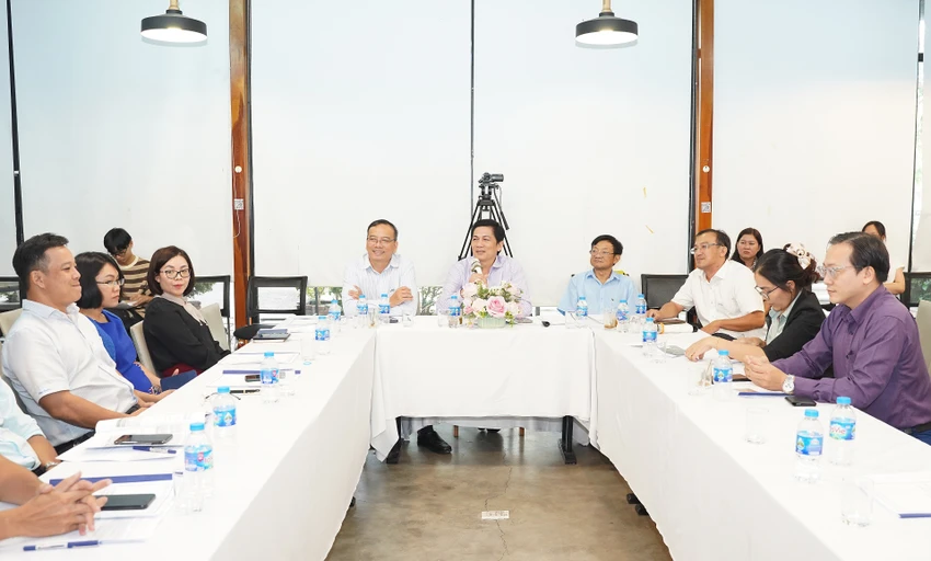 toan-canh-buoi-trao-doi-ve-chuyen-doi-so.jpg