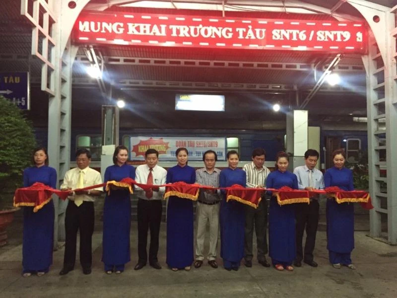 cắt băng khai trương tàu sài gòn tuy hòa