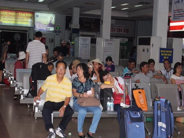 khách chờ đi tàu sài gòn tuy hòa