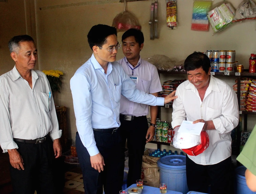 Thăm hỏi, tặng quà nạn nhân, gia đình nạn nhân TNGT ảnh 9