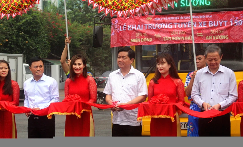Bí thư Đinh La Thăng đi xe buýt mới từ Tân Sơn Nhất ảnh 2 Bí thư Đinh La Thăng đi xe buýt mới từ Tân Sơn Nhất ảnh 2