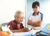 Cô Hoa với lớp học của trẻ nghèo quận 9 